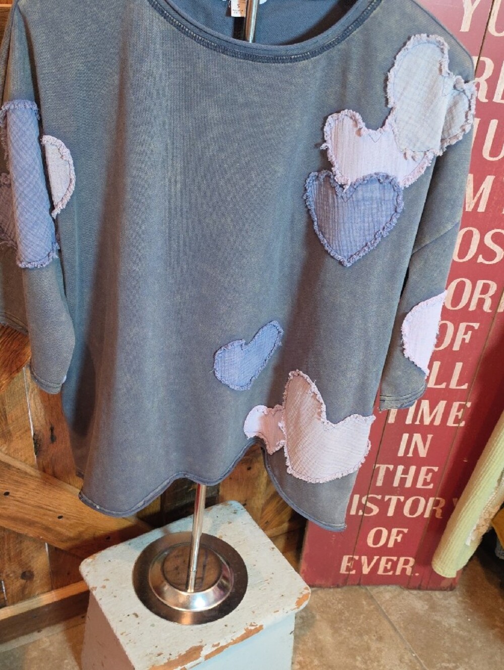 157p Oli & Hali Gray Short-Sleeve Tee with Pink & Lavender Heart Patches - Picture 5 of 9